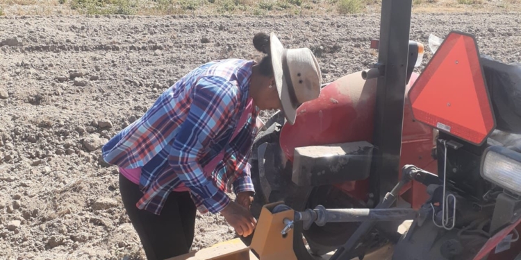 Gobierno Municipal impulsa a mujeres productoras de la Delegación Bocas, con entrega de tractor