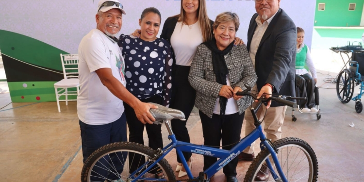 GOBIERNO ESTATAL E INICIATIVA PRIVADA ENTREGAN SILLAS DE RUEDAS Y BICICLETAS