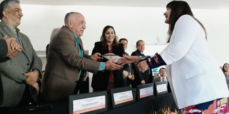 GOBIERNO ESTATAL ENTREGA RECONOCIMIENTOS EN ANIVERSARIO DE LA BECENE