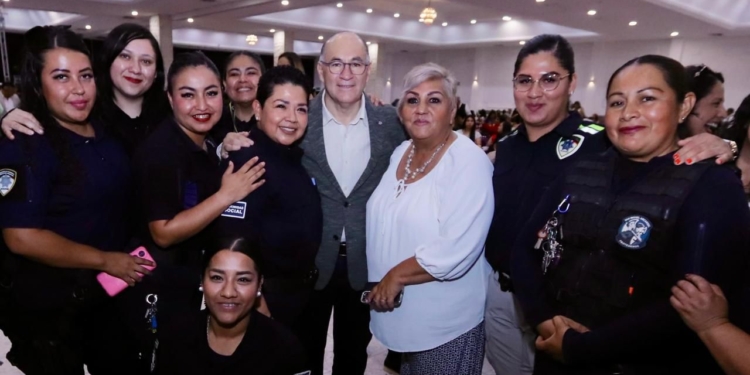 Alcalde Galindo homenajea y festeja a madres trabajadoras del Ayuntamiento de SLP