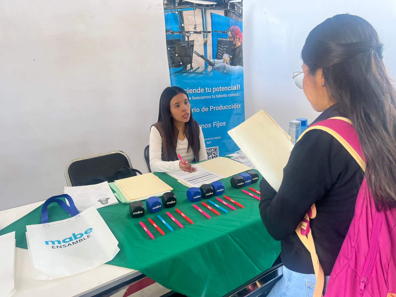 UN ÉXITO FERIA DEL EMPLEO PARA JÓVENES