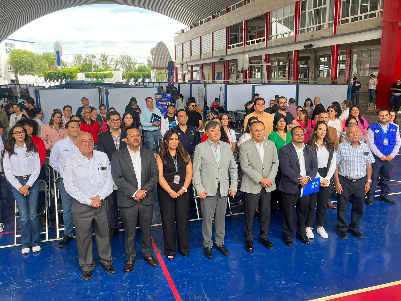 UN ÉXITO FERIA DEL EMPLEO PARA JÓVENES