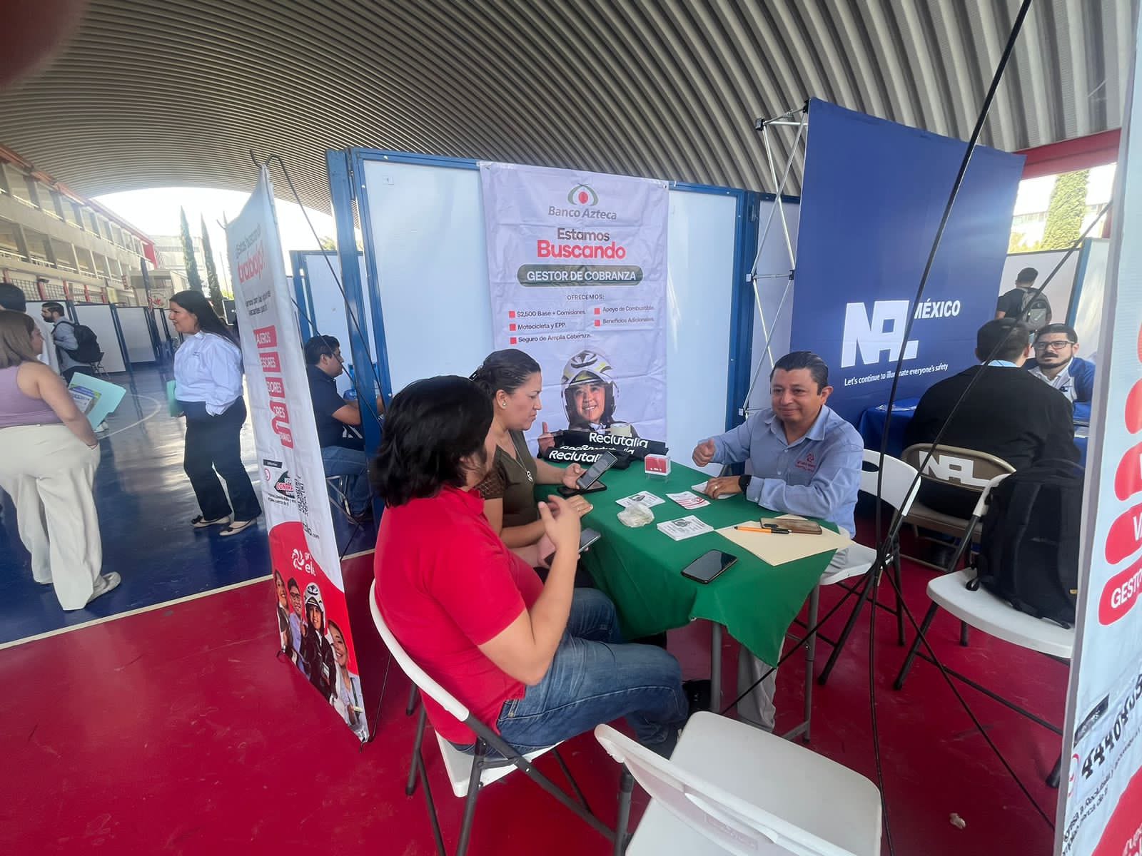 UN ÉXITO FERIA DEL EMPLEO PARA JÓVENES