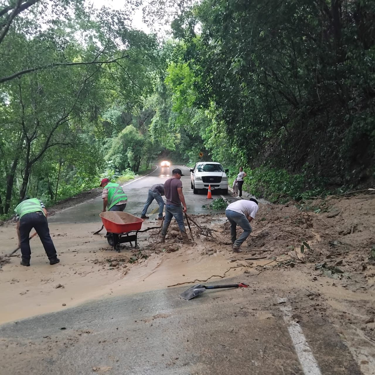 GOBIERNO ESTATAL REALIZA LABORES DE LIMPIEZA PARA RESTABLECER CAMINOS
