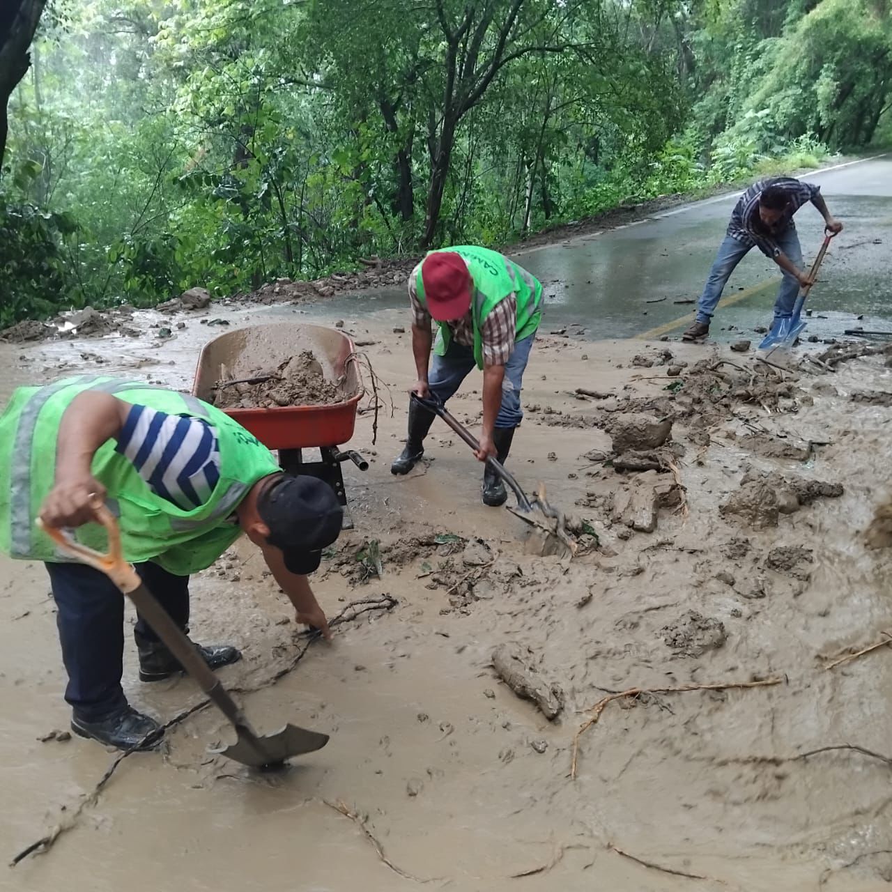 GOBIERNO ESTATAL REALIZA LABORES DE LIMPIEZA PARA RESTABLECER CAMINOS