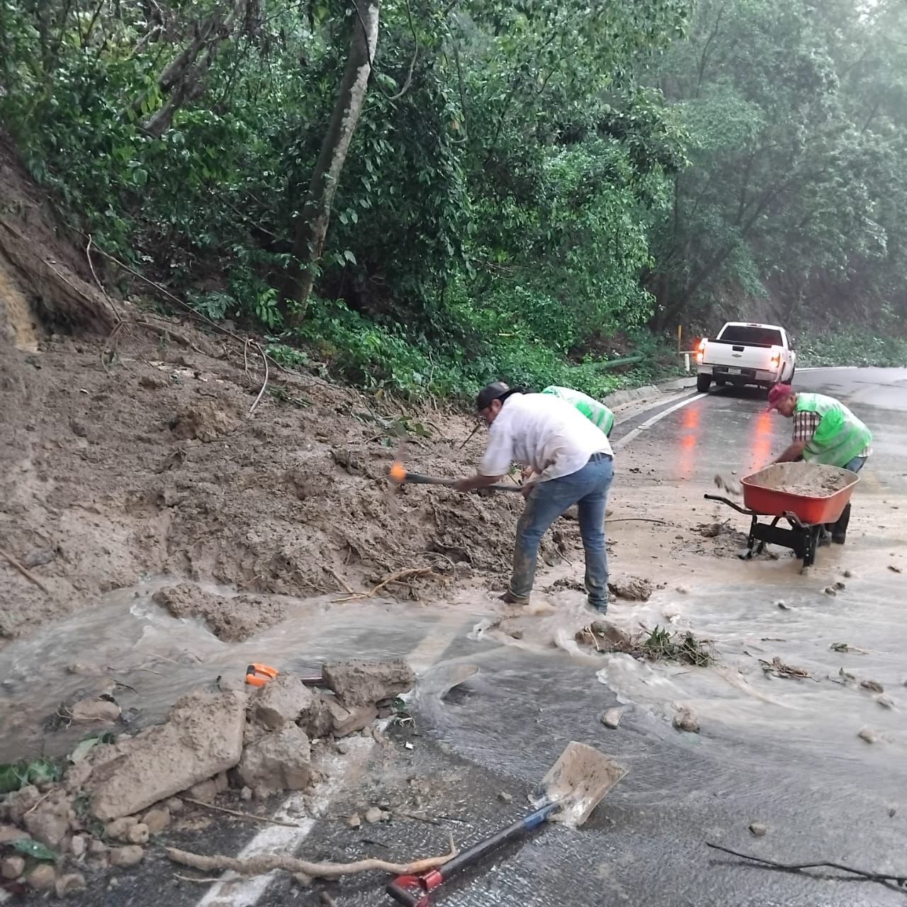 GOBIERNO ESTATAL REALIZA LABORES DE LIMPIEZA PARA RESTABLECER CAMINOS