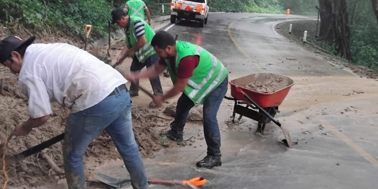 GOBIERNO ESTATAL REALIZA LABORES DE LIMPIEZA PARA RESTABLECER CAMINOS