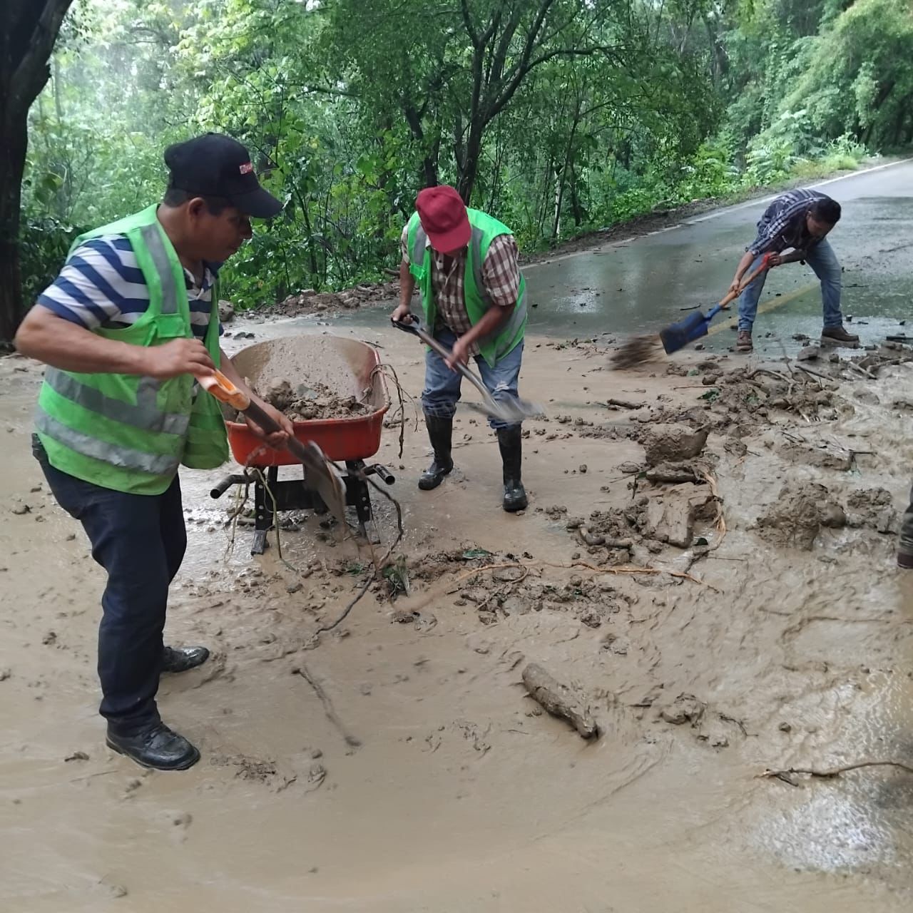 GOBIERNO ESTATAL REALIZA LABORES DE LIMPIEZA PARA RESTABLECER CAMINOS