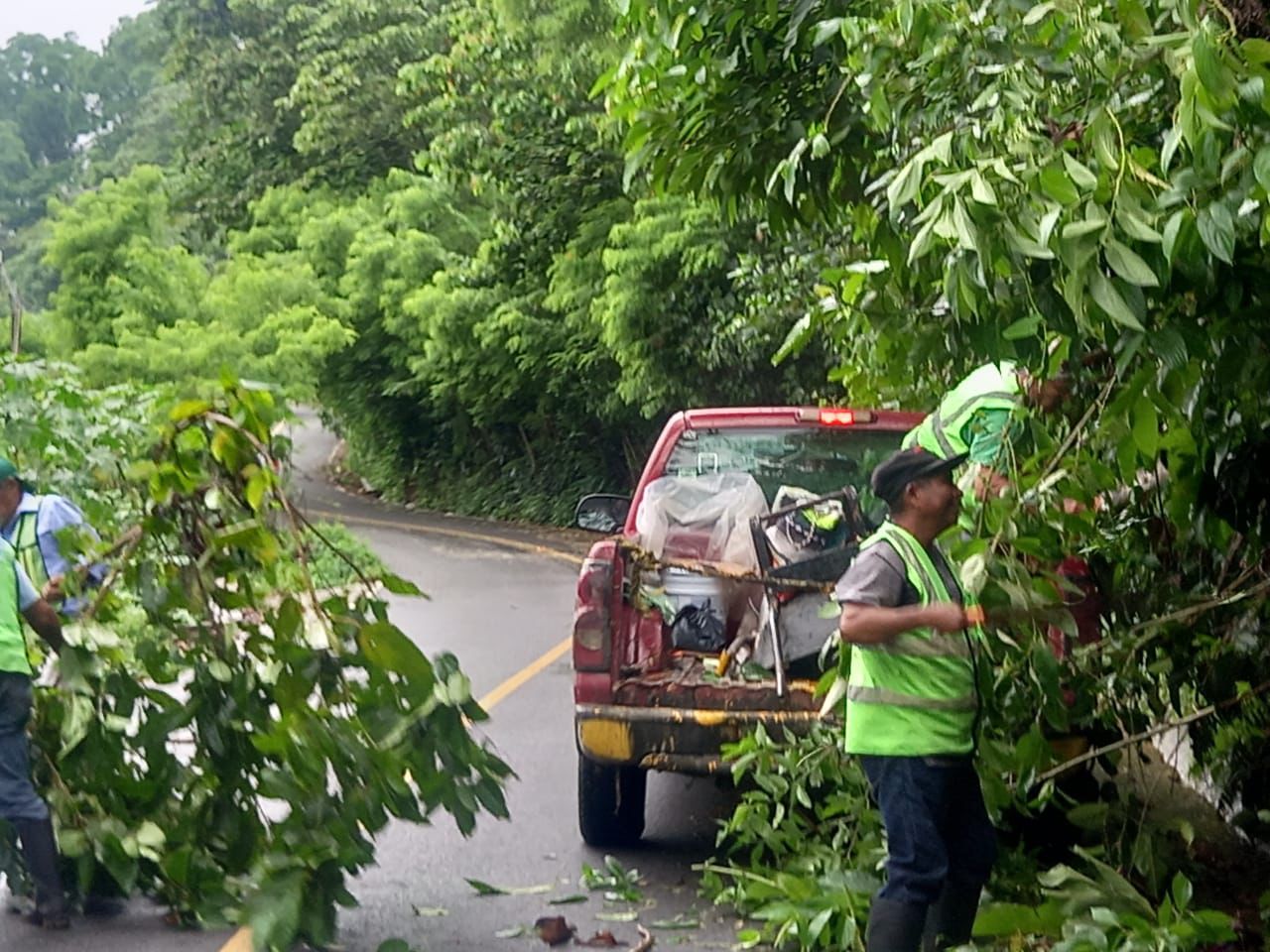 GOBIERNO ESTATAL REALIZA LABORES DE LIMPIEZA PARA RESTABLECER CAMINOS