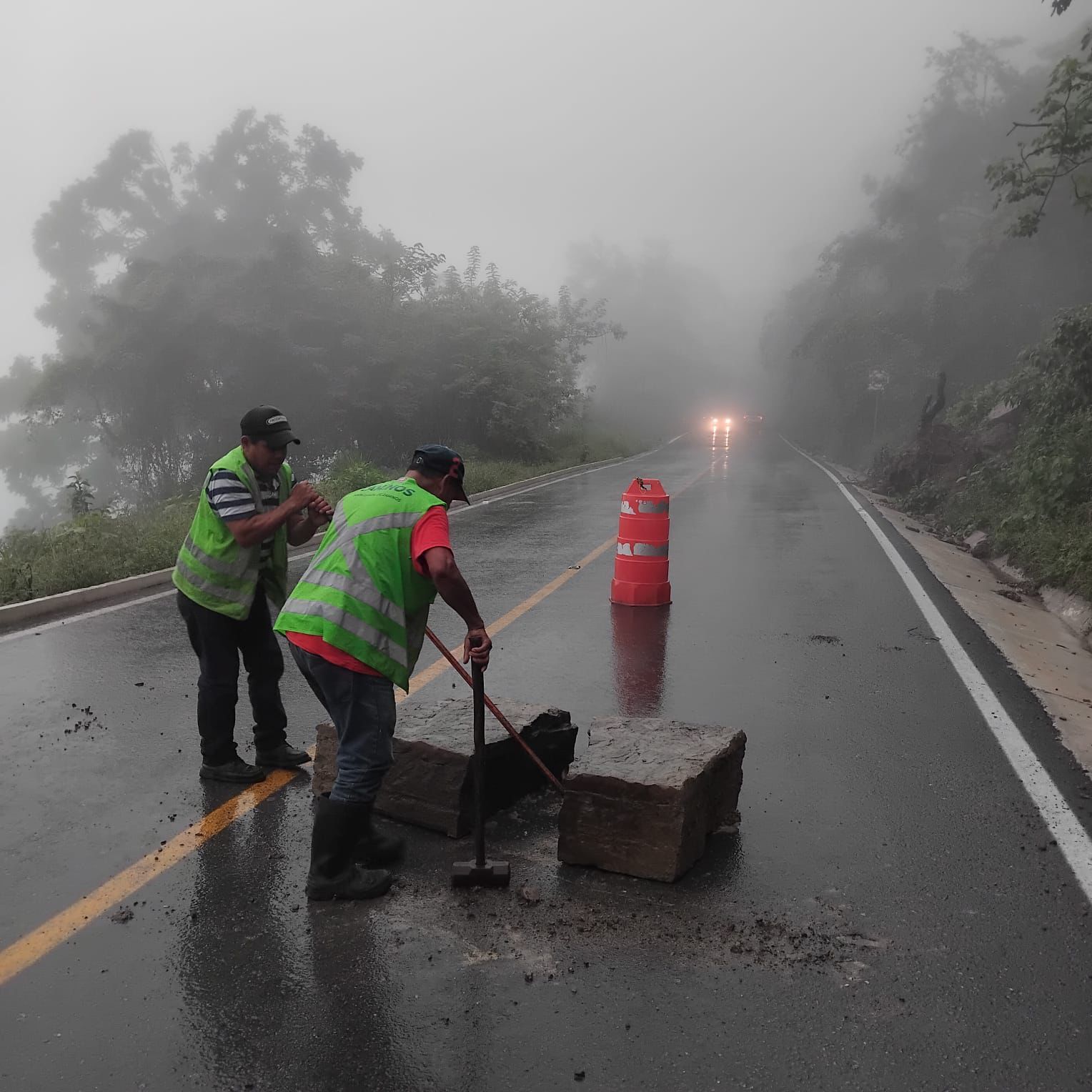 GOBIERNO ESTATAL REALIZA LABORES DE LIMPIEZA PARA RESTABLECER CAMINOS