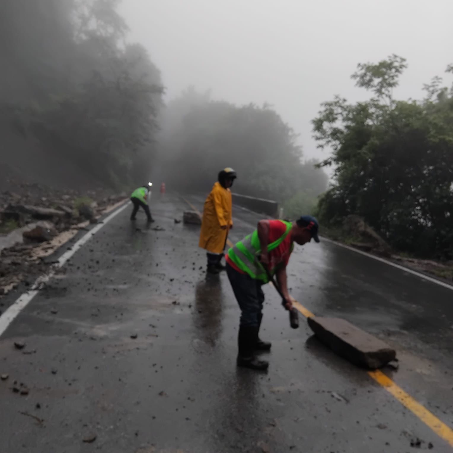 GOBIERNO ESTATAL REALIZA LABORES DE LIMPIEZA PARA RESTABLECER CAMINOS
