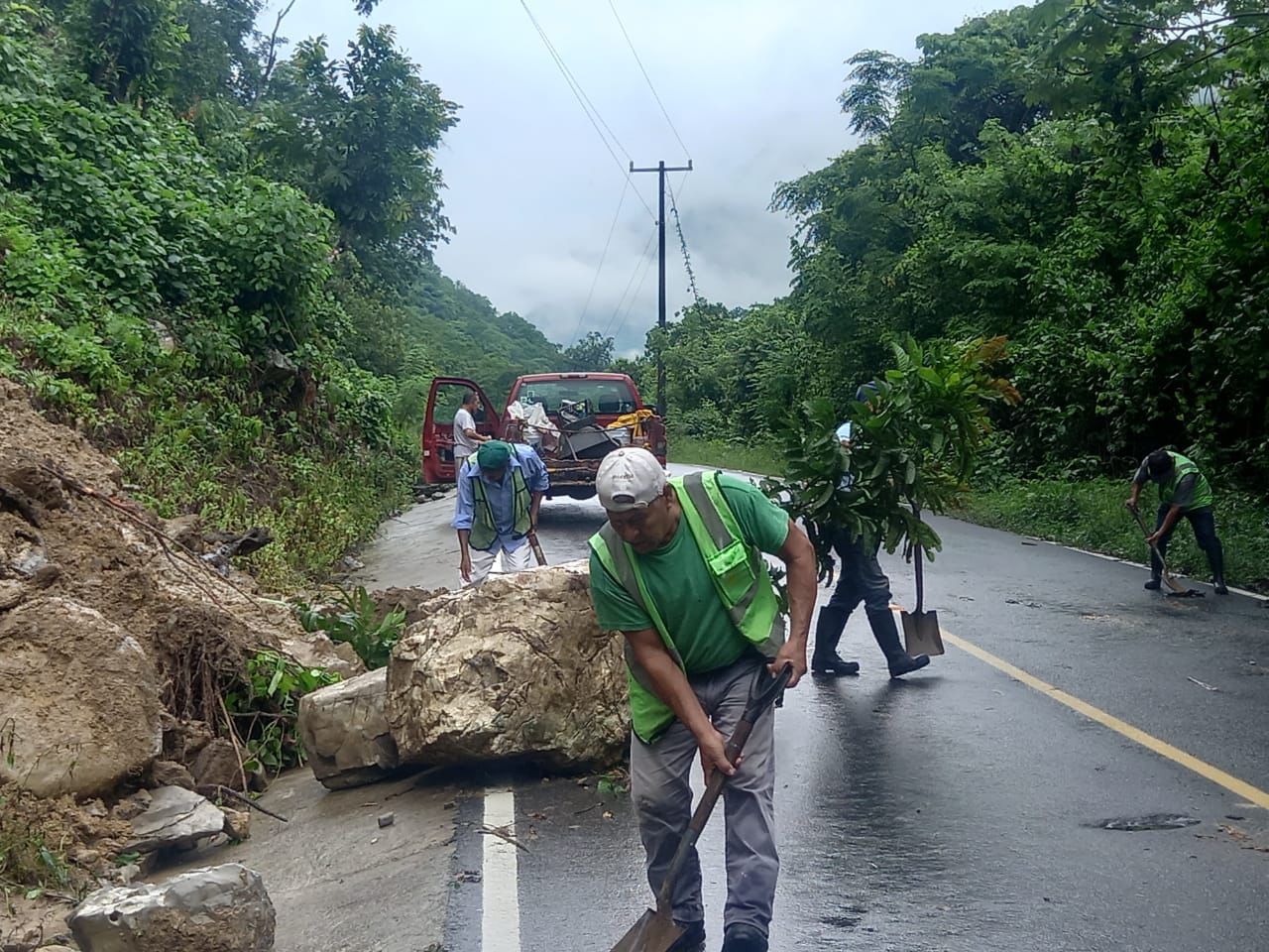 GOBIERNO ESTATAL REALIZA LABORES DE LIMPIEZA PARA RESTABLECER CAMINOS