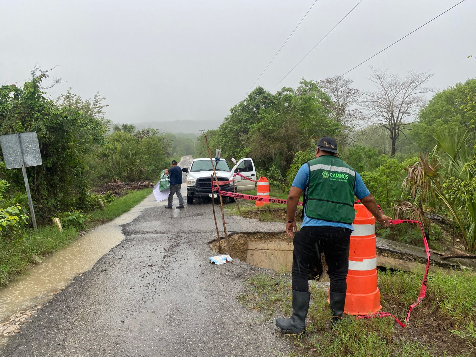 GOBIERNO ESTATAL REALIZA LABORES DE LIMPIEZA PARA RESTABLECER CAMINOS