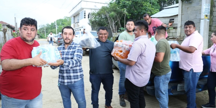 TRANSPORTISTAS SE SUMAN A LABORES SOLIDARIAS EN TAMAZUNCHALE