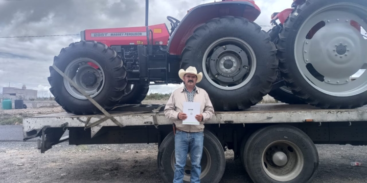 GOBIERNO ESTATAL ENTREGA MÁS TRACTORES A AGROPRODUCTORES