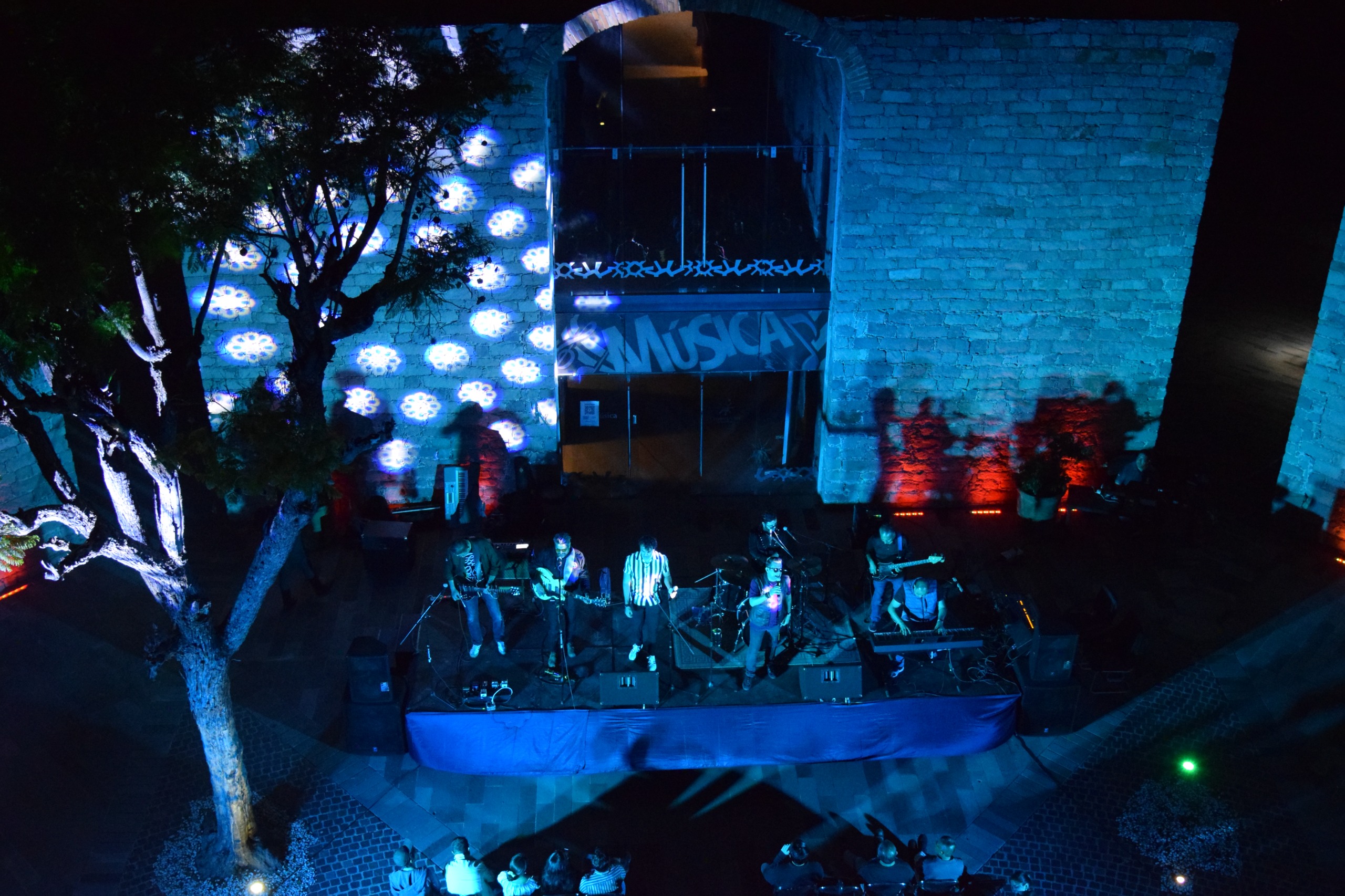 ROCK, LUCES Y ARTE SIN LÍMITES EN LA NOCHE PANÓPTICA DEL CENTRO DE LAS ARTES