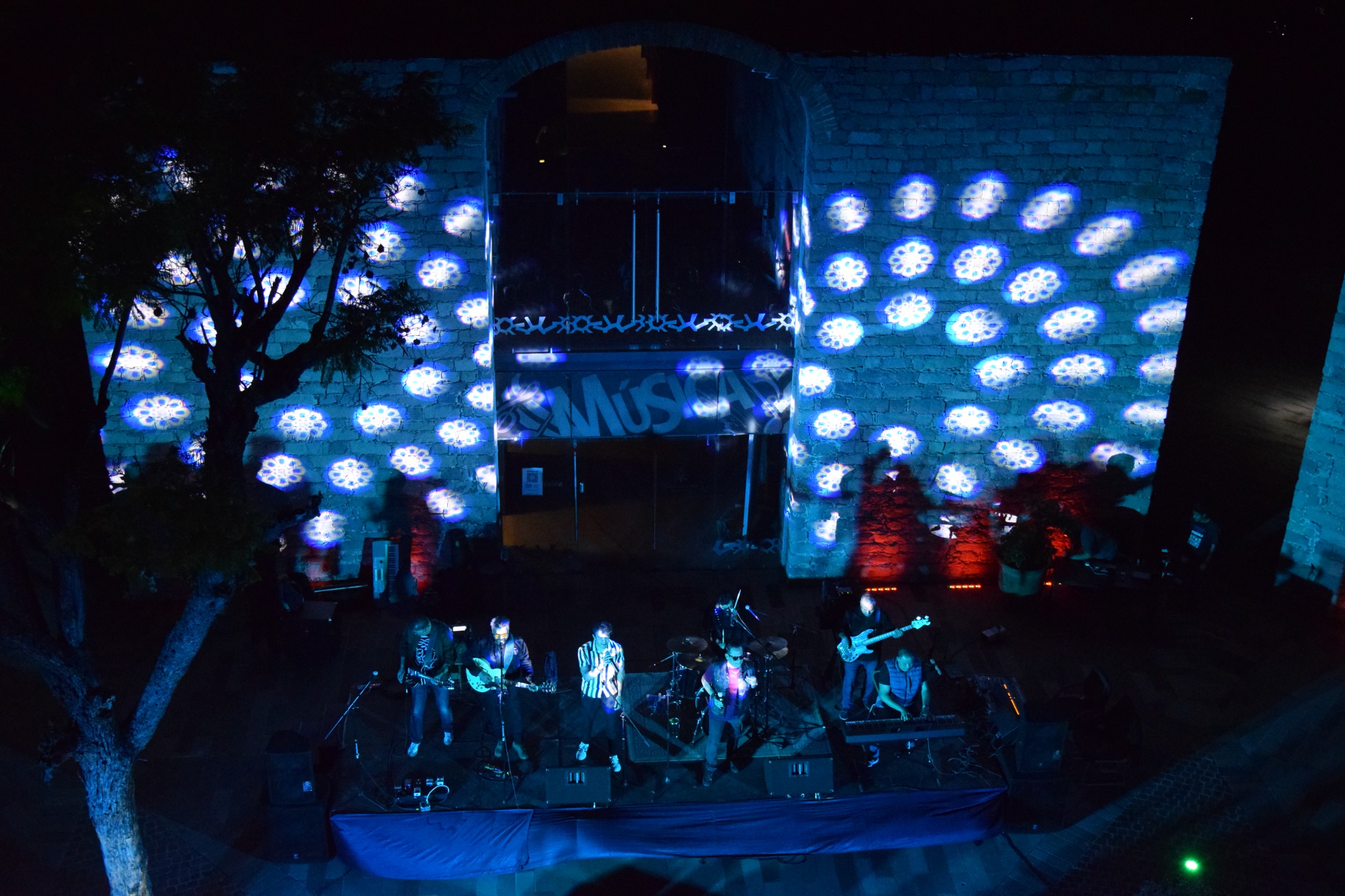 ROCK, LUCES Y ARTE SIN LÍMITES EN LA NOCHE PANÓPTICA DEL CENTRO DE LAS ARTES