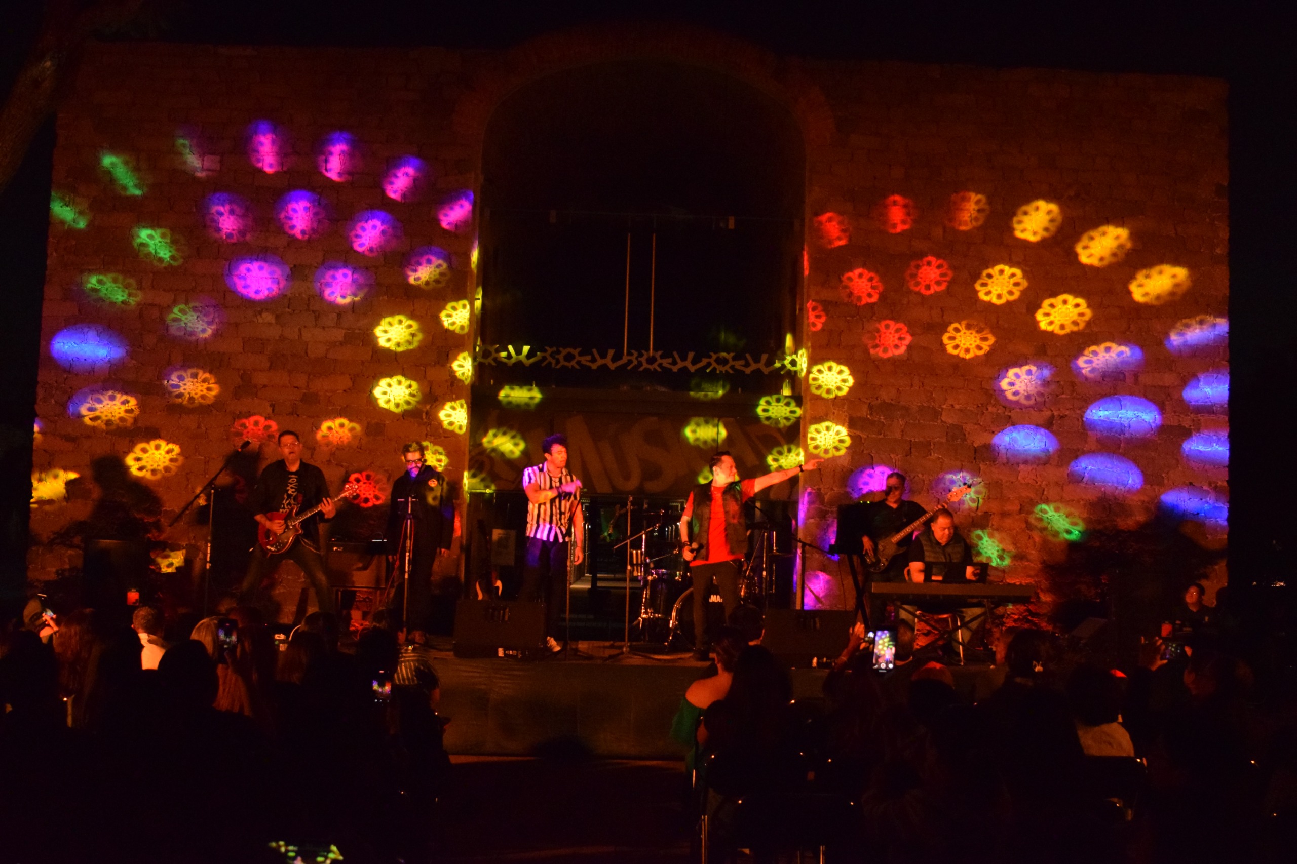 ROCK, LUCES Y ARTE SIN LÍMITES EN LA NOCHE PANÓPTICA DEL CENTRO DE LAS ARTES