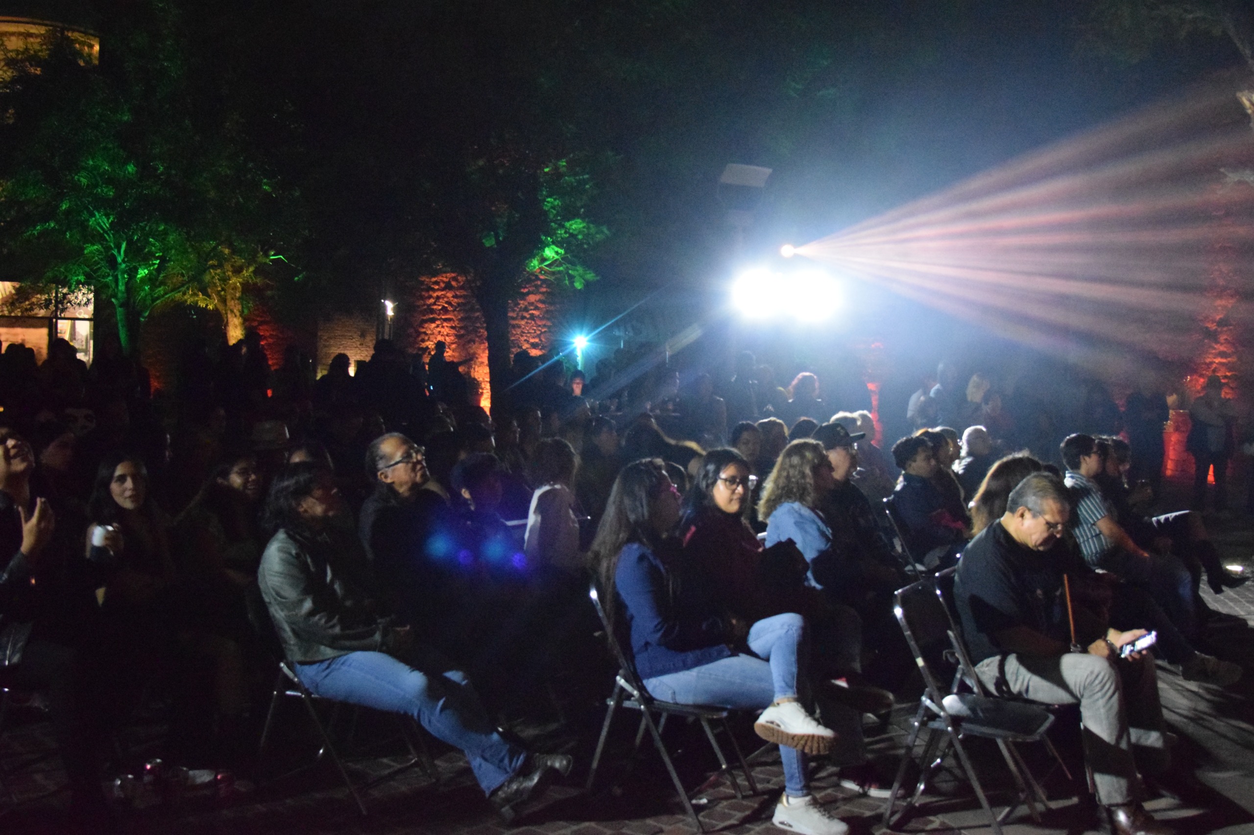 ROCK, LUCES Y ARTE SIN LÍMITES EN LA NOCHE PANÓPTICA DEL CENTRO DE LAS ARTES