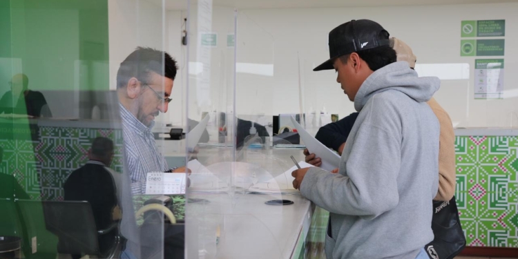 GOBIERNO ESTATAL MANTIENE OPERATIVIDAD EN PERIODO VACACIONAL • Las dependencias mantienen sus servicios, mientras que las áreas de seguridad, salud y protección civil fortalecen sus operativos. La Oficialía Mayor (OM) del Gobierno del Estado informa que las dependencias mantendrán su operatividad sin límites durante julio, mes en el que, de acuerdo con calendario oficial las y los trabajadores de base sindicalizados gozan de su primer periodo vacacional, el cual será de forma escalonada. El oficial mayor detalló que las y los potosinos podrán recibir los servicios estatales en los horarios habituales y el personal de confianza y honorarios reforzará las labores tal como lo instruyó el Gobernador del Estado Ricardo Gallardo Cardona. Cabe aclarar que las áreas de mayor actividad y de carácter operativo redoblarán la atención a la ciudadanía y los visitantes de acuerdo con sus operativos de verano, tales como la Coordinación Estatal de Protección Civil (CEPC), los Servicios de Salud, la Secretaría de Seguridad y Protección Ciudadana del Estado (SSPCE), entre otras.