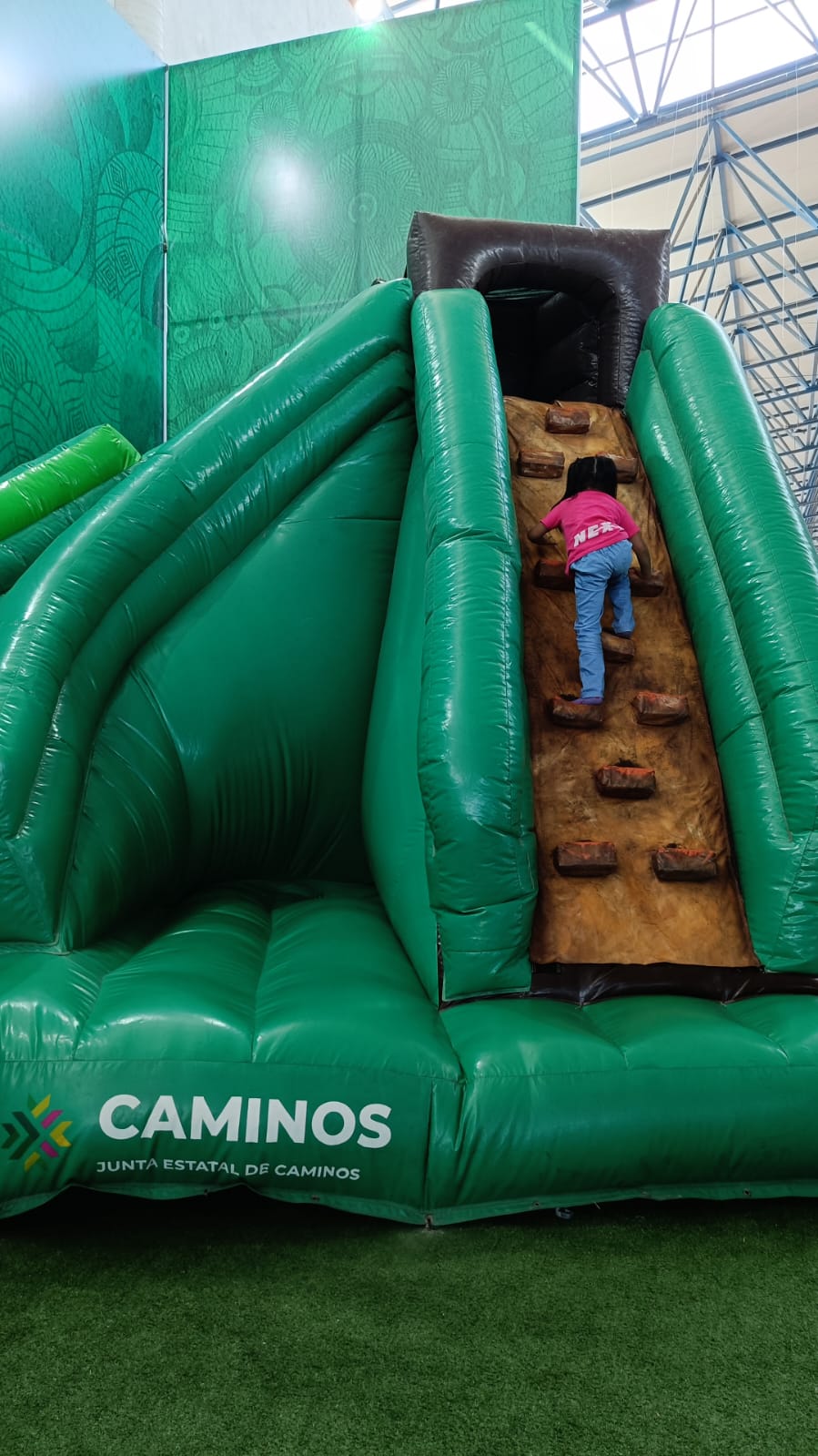 JUNTA ESTATAL DE CAMINOS OFRECE ESPACIO INTERACTIVO Y DE INFORMACIÓN EN LA FENAPO 2025