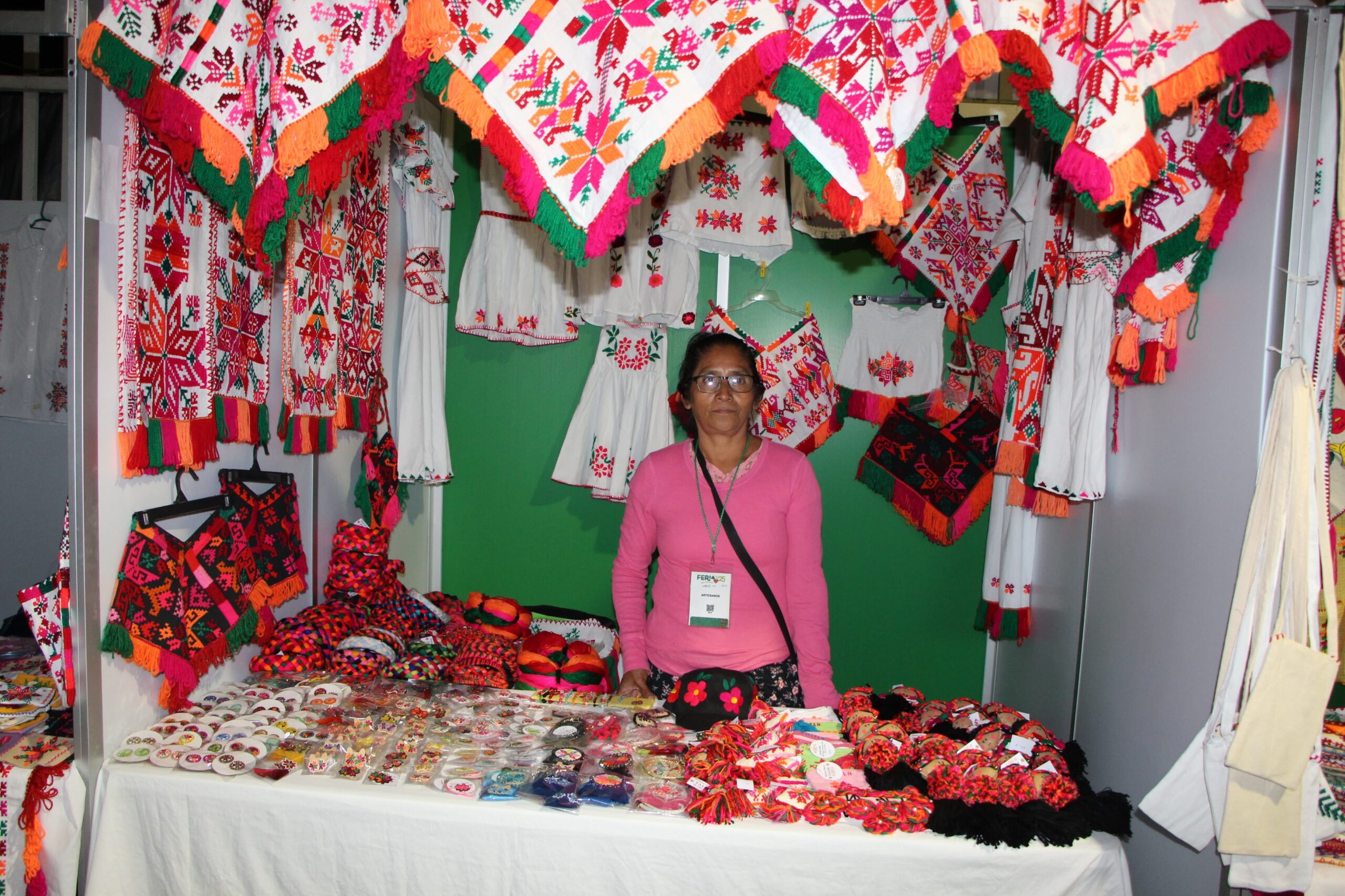 GOBIERNO RESPALDA SIN LÍMITES AL SECTOR ARTESANAL EN FENAPO 2025