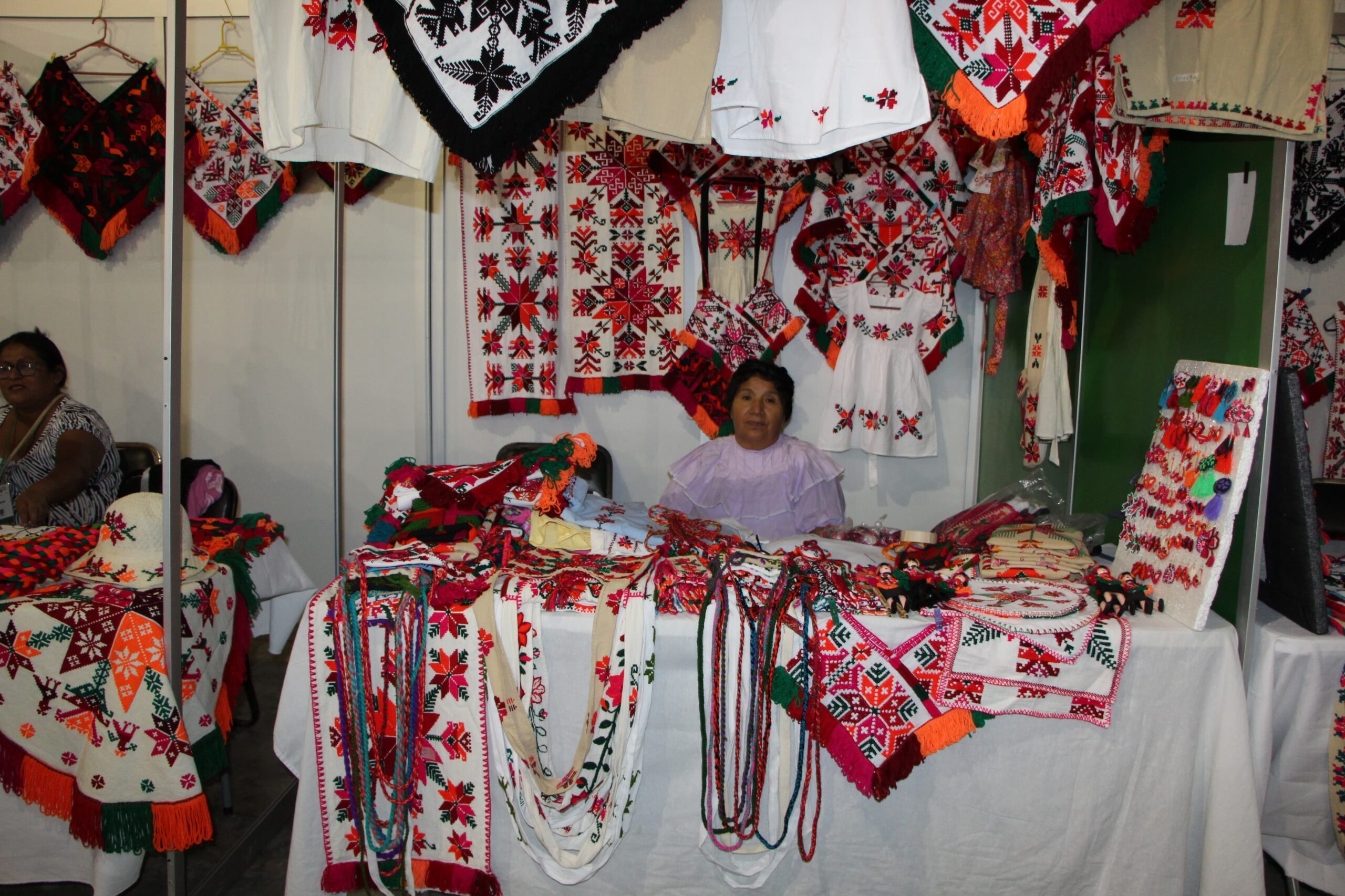 GOBIERNO RESPALDA SIN LÍMITES AL SECTOR ARTESANAL EN FENAPO 2025