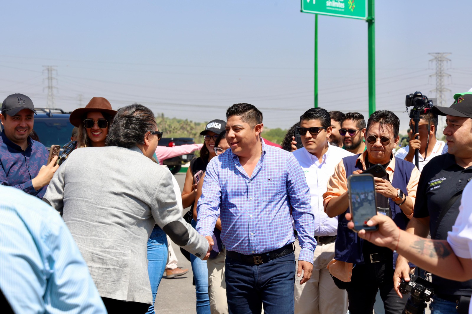 RICARDO GALLARDO LE CUMPLE A POTOSINOS AL ENTREGAR VÍA ALTERNA