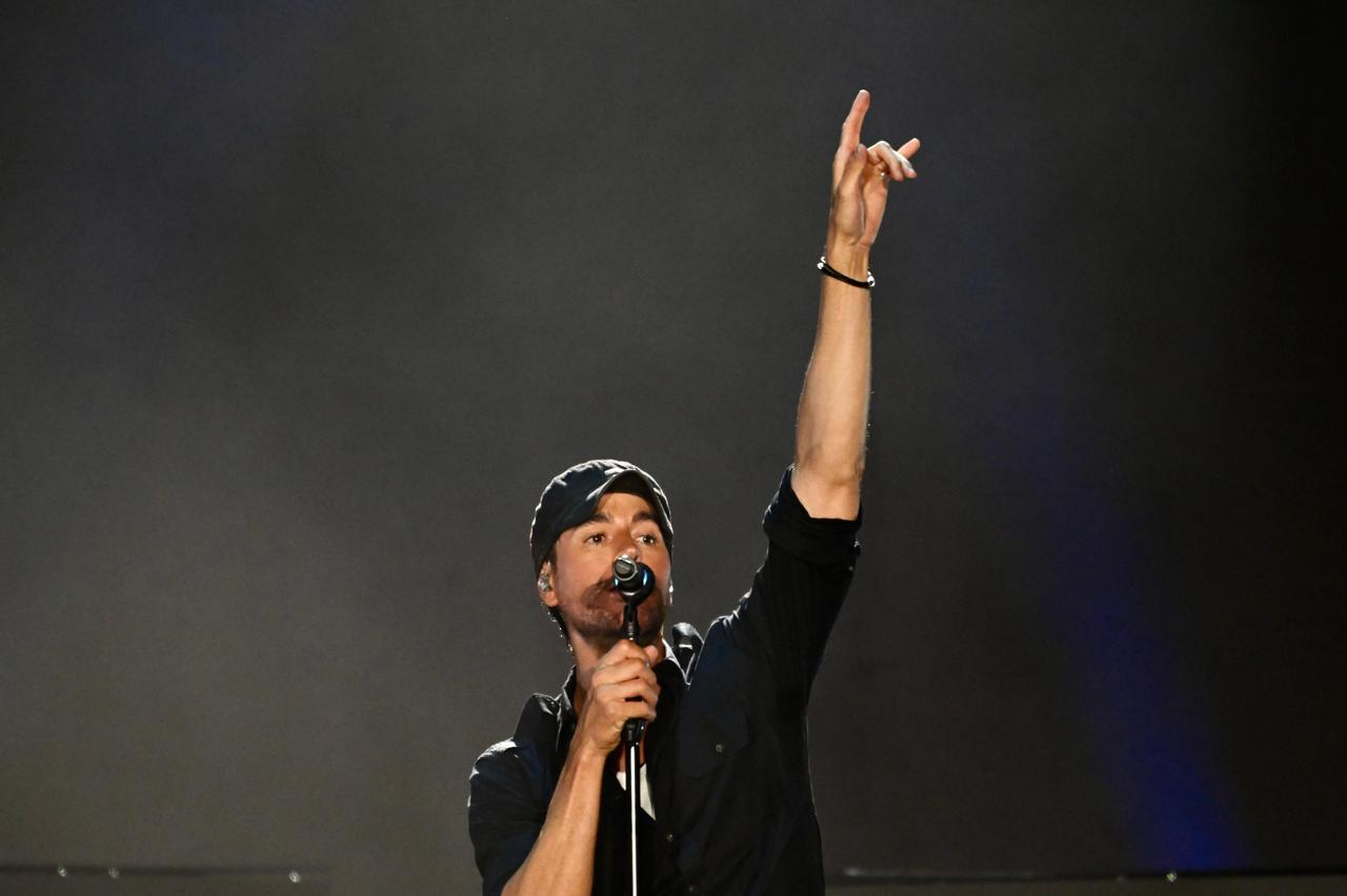 ENRIQUE IGLESIAS CONQUISTA A LA FENAPO