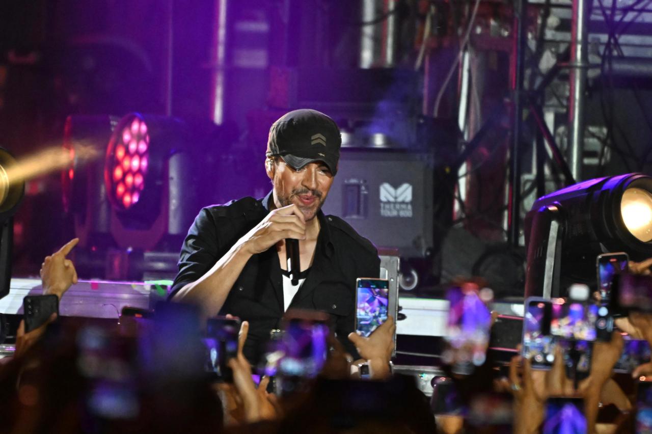 ENRIQUE IGLESIAS CONQUISTA A LA FENAPO