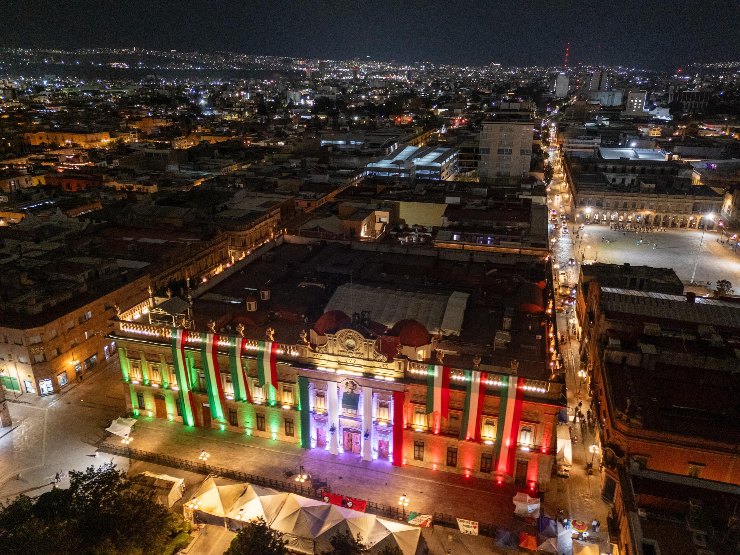 ESTADO ENGALANA EL PALACIO DE GOBIERNO CON COLORES PATRIOS