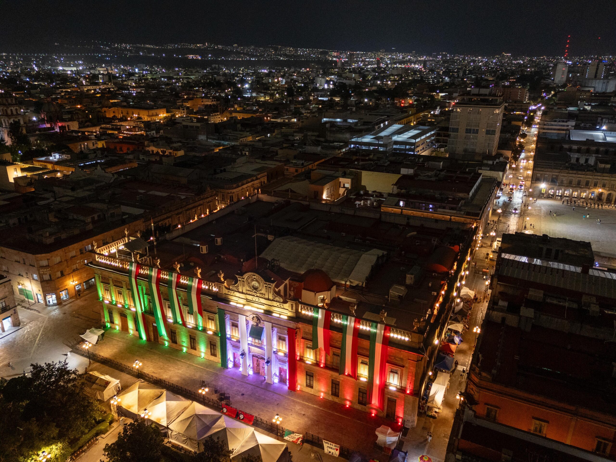 ESTADO ENGALANA EL PALACIO DE GOBIERNO CON COLORES PATRIOS