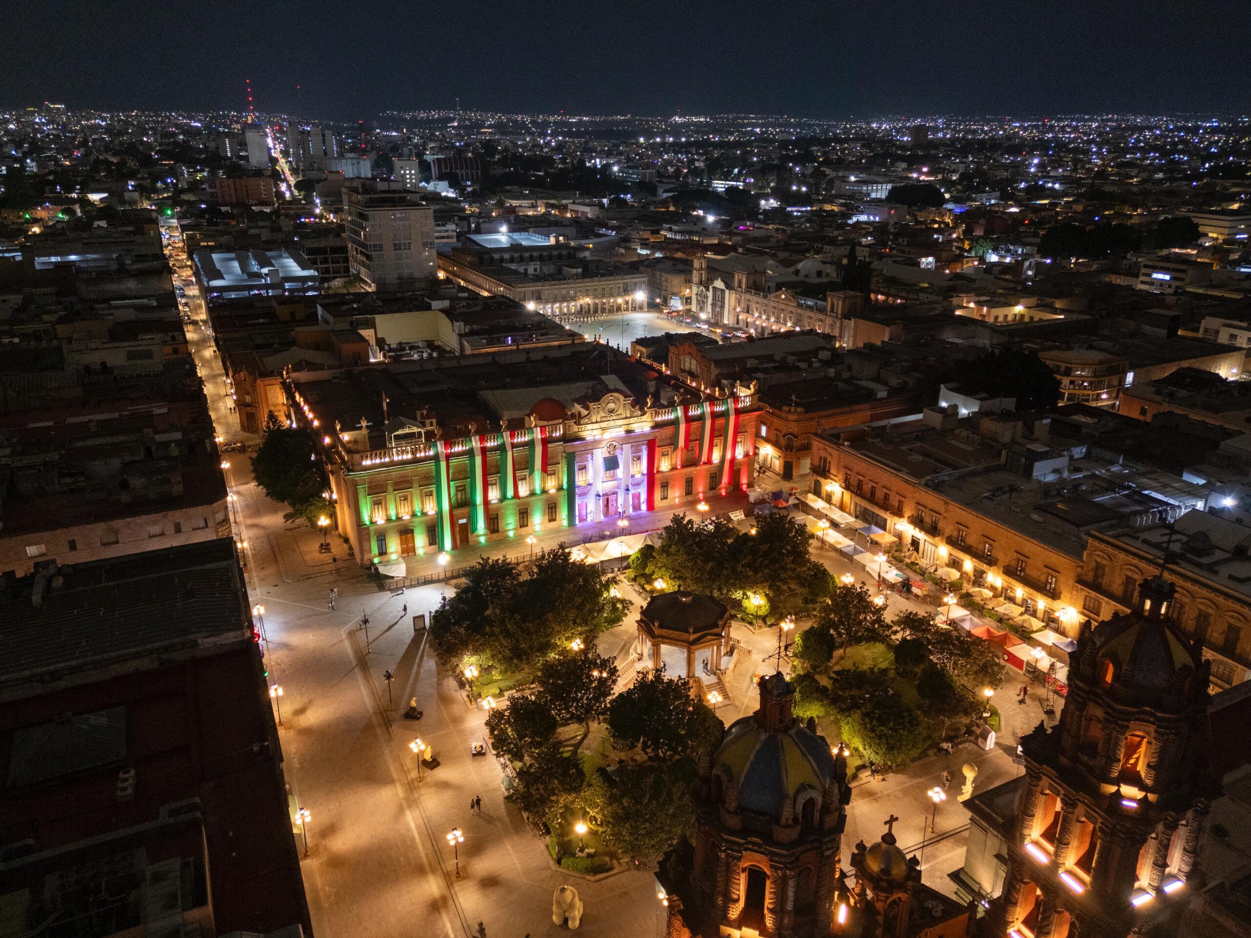 ESTADO ENGALANA EL PALACIO DE GOBIERNO CON COLORES PATRIOS