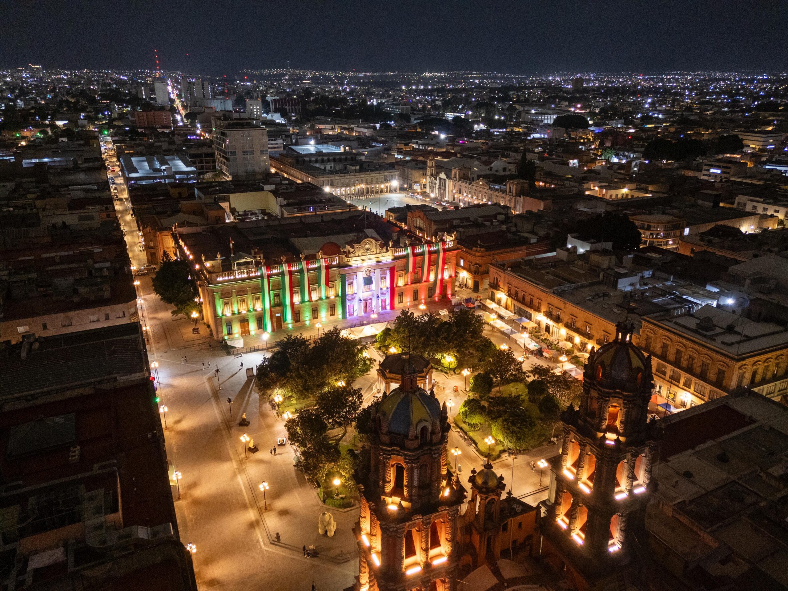 ESTADO ENGALANA EL PALACIO DE GOBIERNO CON COLORES PATRIOS