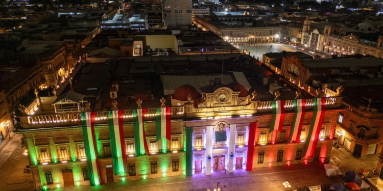 ESTADO ENGALANA EL PALACIO DE GOBIERNO CON COLORES PATRIOS
