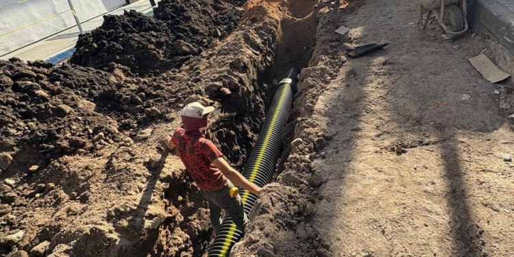 Avanza la construcción integral en la calle Julián de los Reyes, dentro del programa Vialidades Potosinas 2.0