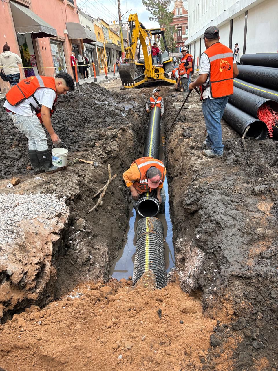 Avanza la construcción integral en la calle Julián de los Reyes, dentro del programa Vialidades Potosinas 2.0