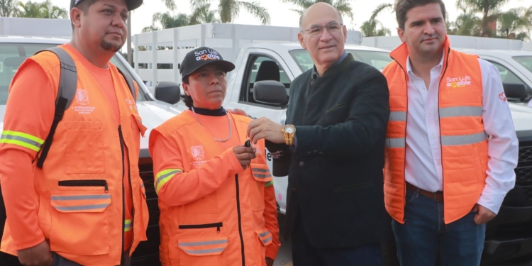 Fortalece Alcalde Galindo áreas operativas, entrega vehículos y uniformes