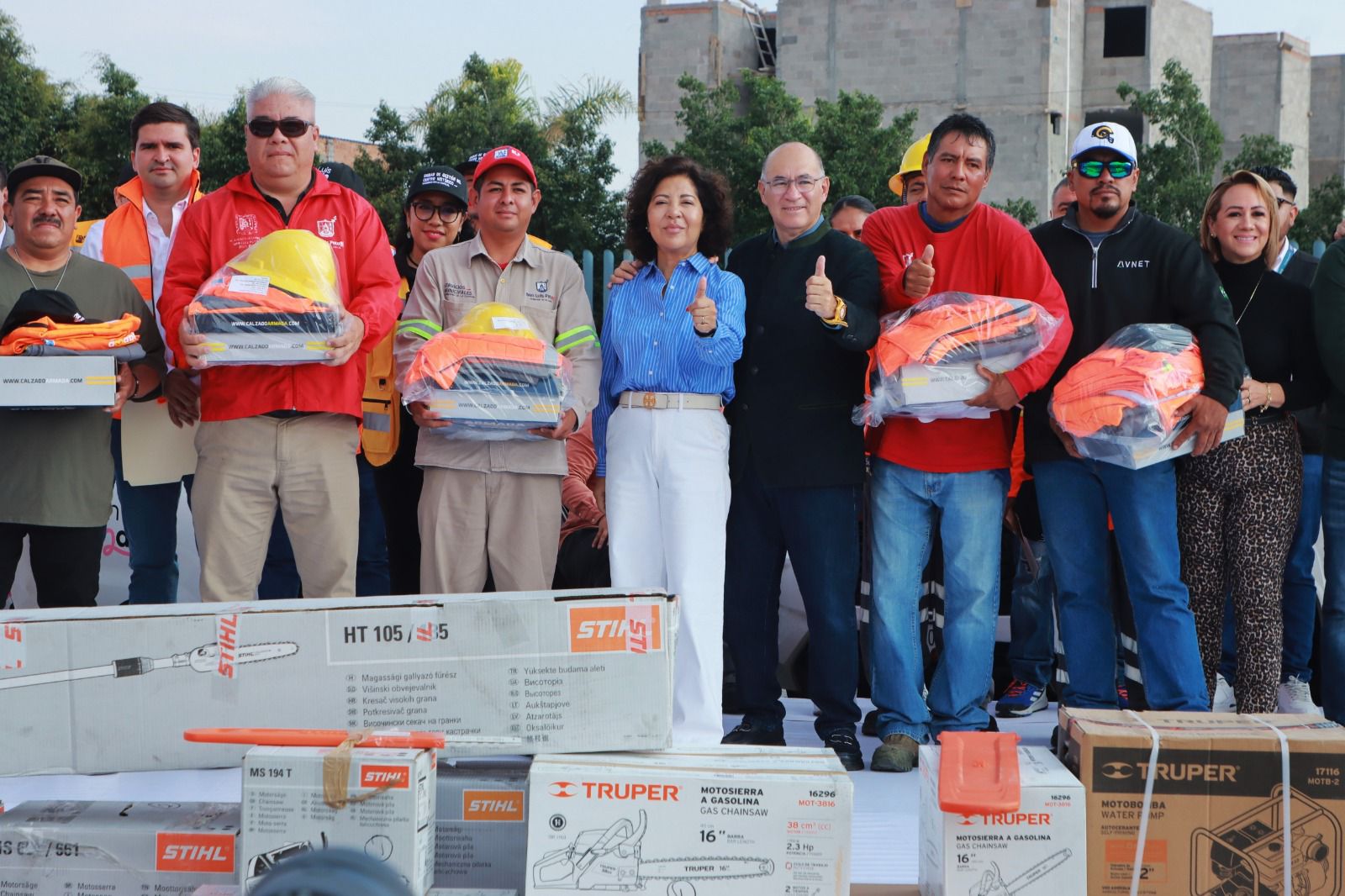 Fortalece Alcalde Galindo áreas operativas, entrega vehículos y uniformes
