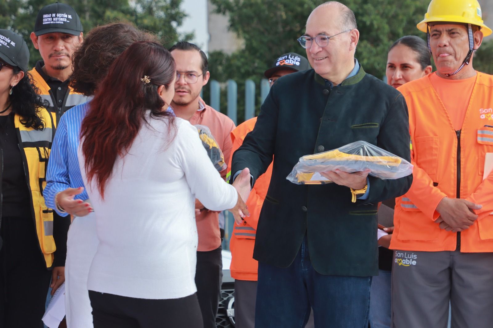 Fortalece Alcalde Galindo áreas operativas, entrega vehículos y uniformes