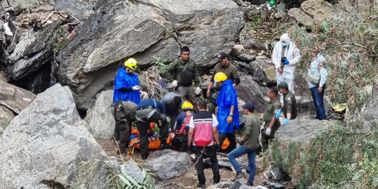 CUERPOS DE EMERGENCIA RESCATAN CUERPOS QUE CAYERON EN BARRANCO EN REAL DE CATORCE