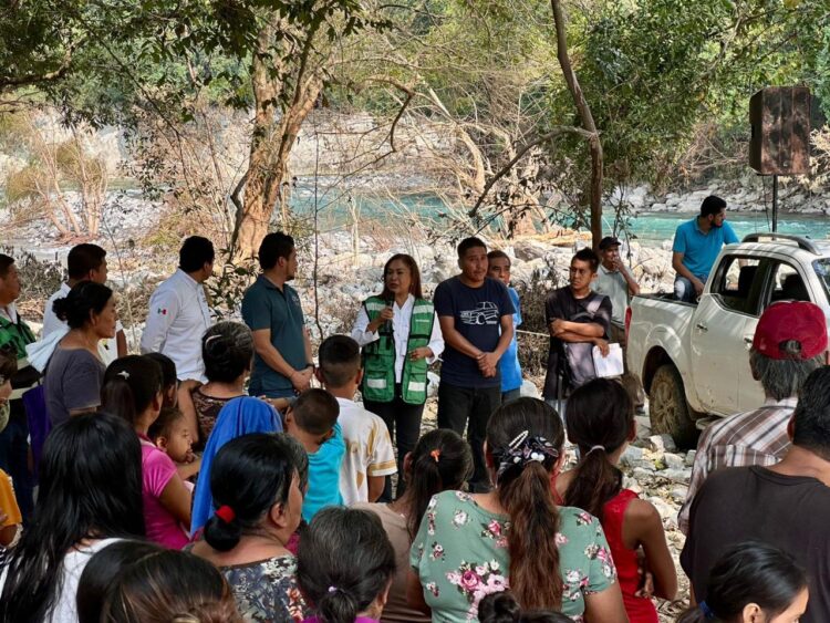 GOBIERNO ESTATAL LLEVA APOYO A COMUNIDADES AFECTADAS POR LLUVIAS EN XILITLA