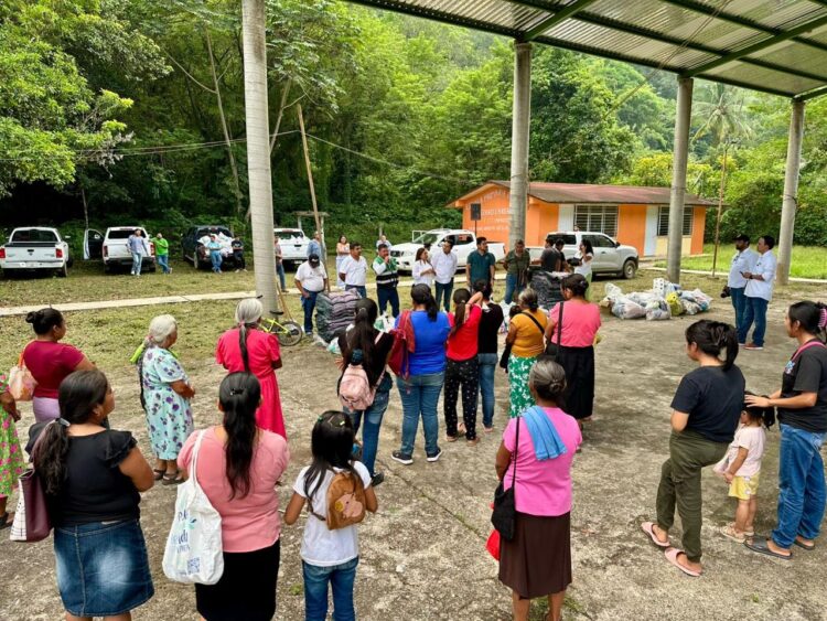 GOBIERNO ESTATAL LLEVA APOYO A COMUNIDADES AFECTADAS POR LLUVIAS EN XILITLA