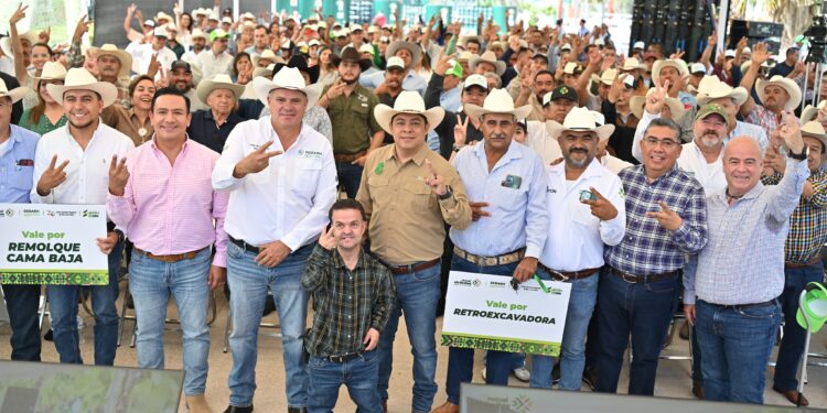 RICARDO GALLARDO REFUERZA APOYO A GANADEROS Y AGRICULTORES CON ENTREGA DE EQUIPAMIENTO