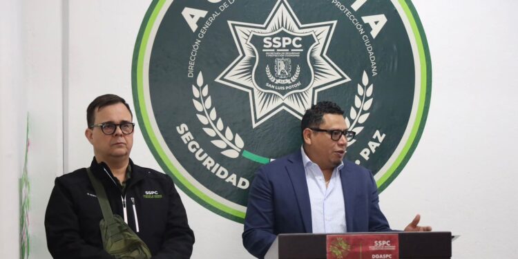 Avanza en la consolidación de un modelo de gestión más eficiente, innovador y cercano a la ciudadanía.   La Contraloría General del Estado (CGE) encabezó la cuarta Reunión Trimestral de las y los secretarios técnicos de las dependencias y entidades de la administración pública, quienes conforman los Comités Institucionales de Gobierno Abierto (CIGA) que dan seguimiento a los proyectos orientados a fortalecer sin límites la transparencia, la rendición de cuentas y la participación ciudadana. Durante el encuentro, participaron más de 30 dependencias estatales, las cuales presentaron avances relativos al tercer trimestre en los 40 comités conformados este año. Estos grupos han impulsado más de 57 proyectos enfocados en mejorar procesos internos, optimizar servicios y promover herramientas de innovación que incrementan la eficiencia institucional y responden a las necesidades de las y los potosinos.