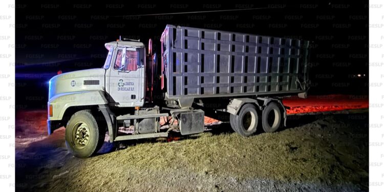 *ELEMENTOS DE FGESLP ASEGURAN CAMIÓN CON REPORTE DE ROBO EN MEXQUITIC DE CARMONA*