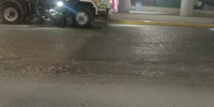 Durante la noche, el Gobierno de la Ciudad trabaja para mantener las vialidades en buenas condiciones
