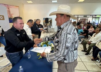 RICARDO GALLARDO CUMPLE A MATEHUALA CON ENTREGA DE ESCRITURAS