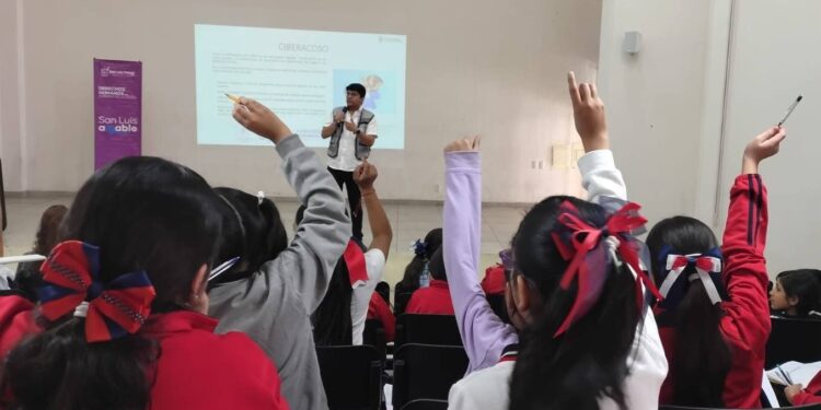 Amplía difusión de derechos humanos el Gobierno Capitalino en distintas escuelas 