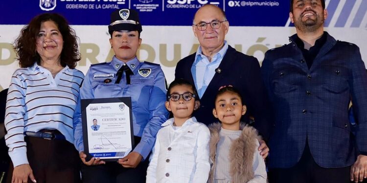 “Firmes y dignas”: Alcalde Galindo gradúa primera generación de Centinelas